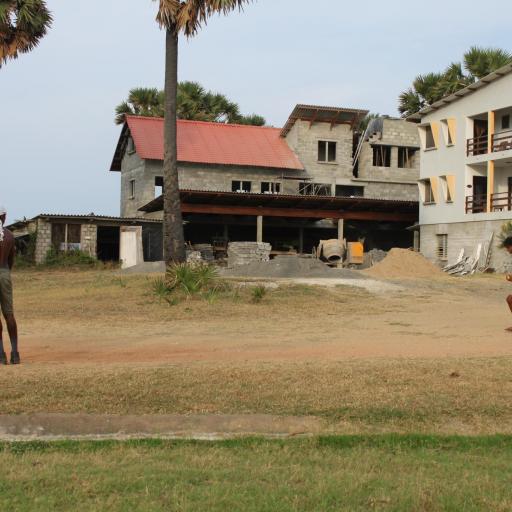 Wohnhaus im Hintergrund von Cricketspiel